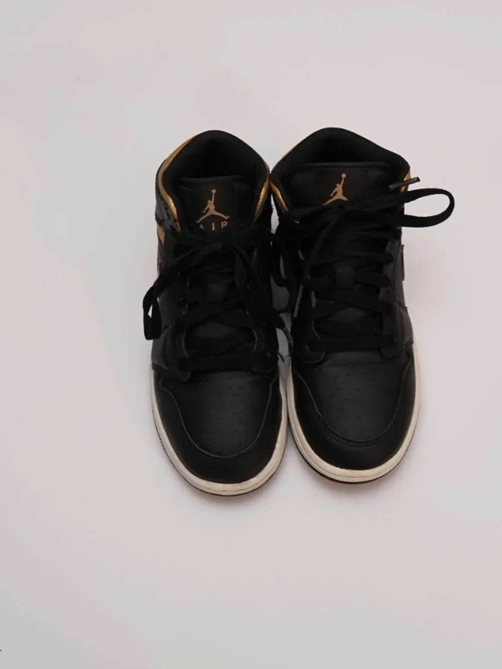 Nike Boys Air Jordan 1 Mid DQ8424-071 Black Gold-Tone Sneaker Size 3Y